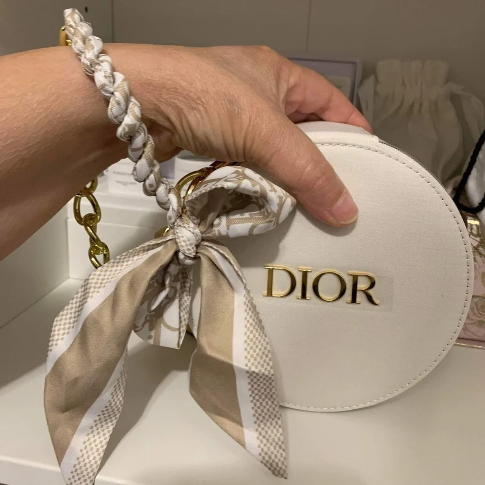 Dior reposhing this